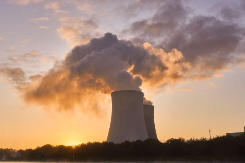 法國84個(gè)省份發(fā)布熱浪橙色警戒 核電站停運(yùn)