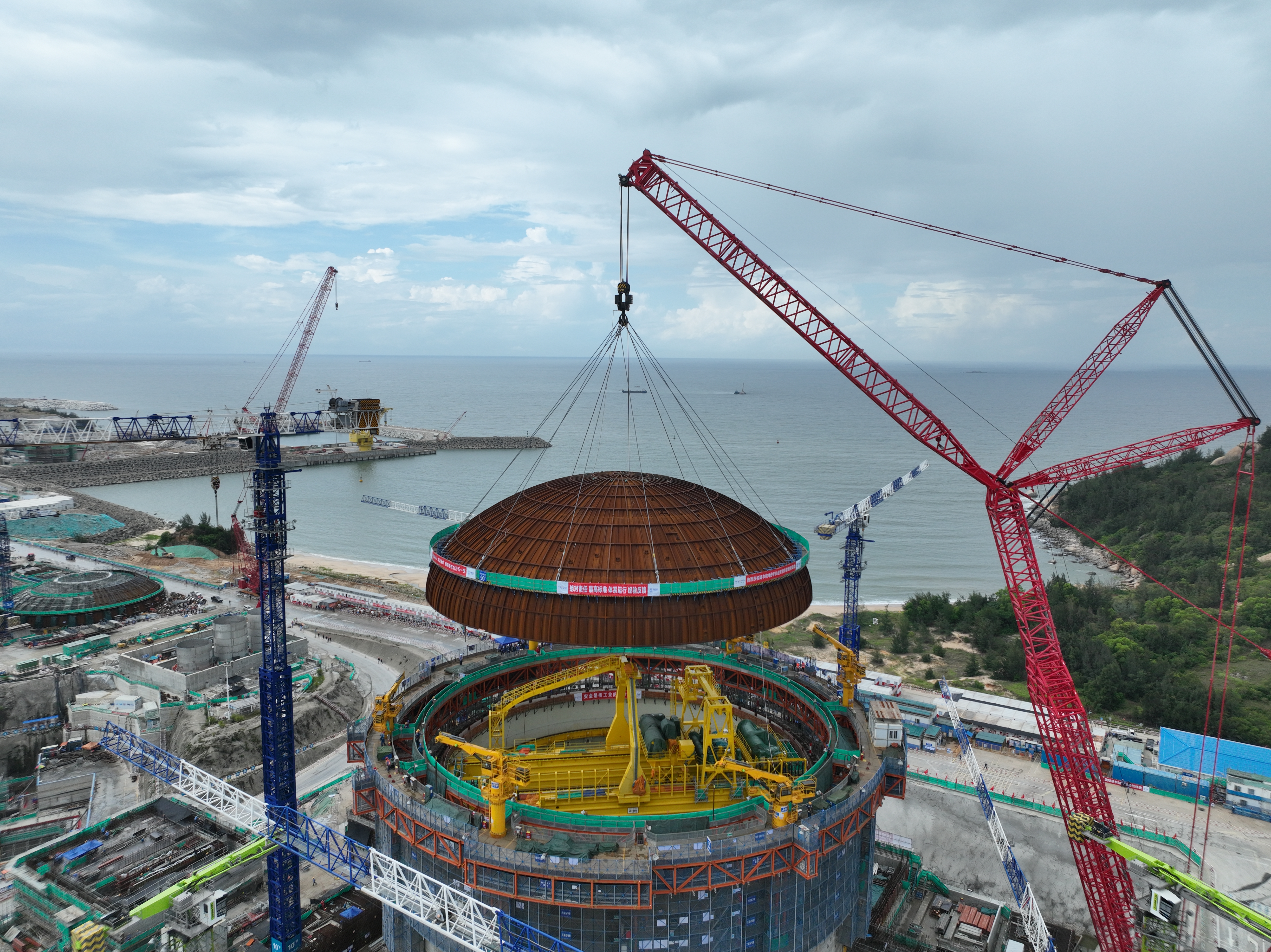 中廣核廣東陸豐核電6號(hào)機(jī)組完成穹頂?shù)跹b