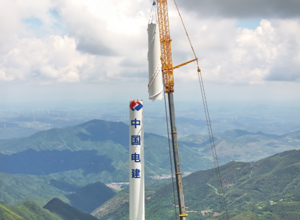 湖南歐陽(yáng)海風(fēng)電場(chǎng)二期項(xiàng)目完成首臺(tái)風(fēng)機(jī)吊裝