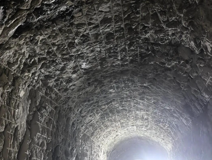 中國廣西貴港抽水蓄能電站通風兼安全洞順利貫通