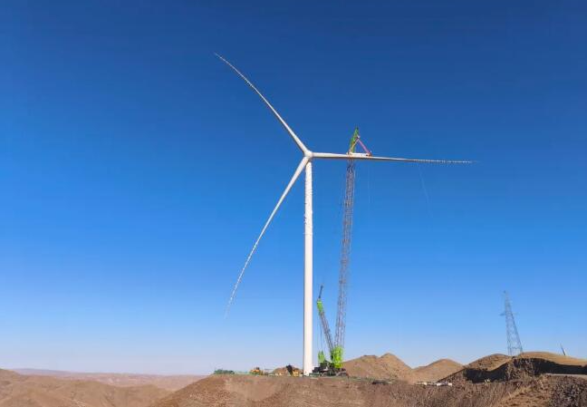 甘肅天祝10萬(wàn)千瓦風(fēng)電項(xiàng)目完成首臺(tái)風(fēng)機(jī)吊裝